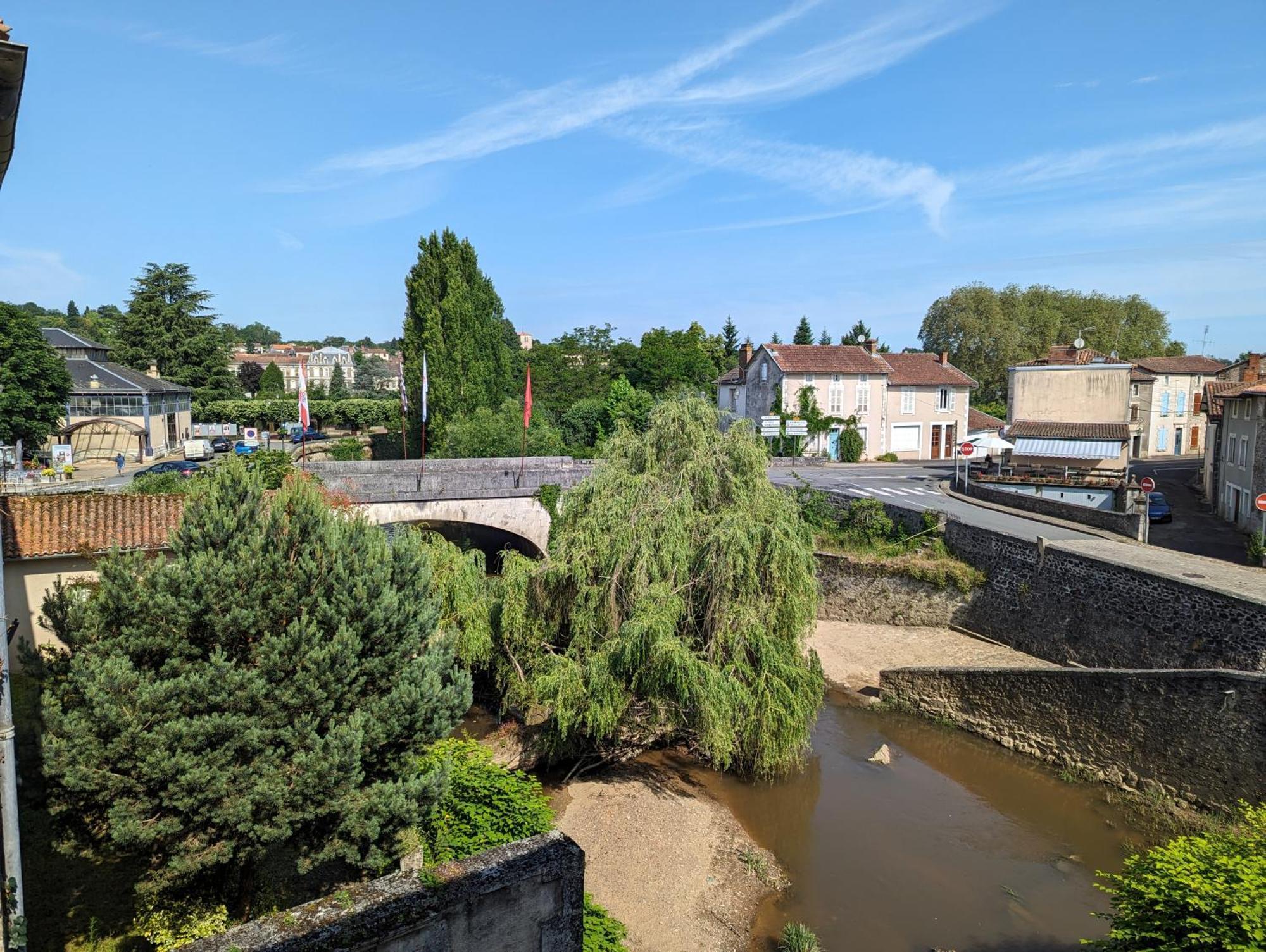 Bed and Breakfast Manoir Des Arts Confolens Exterior foto