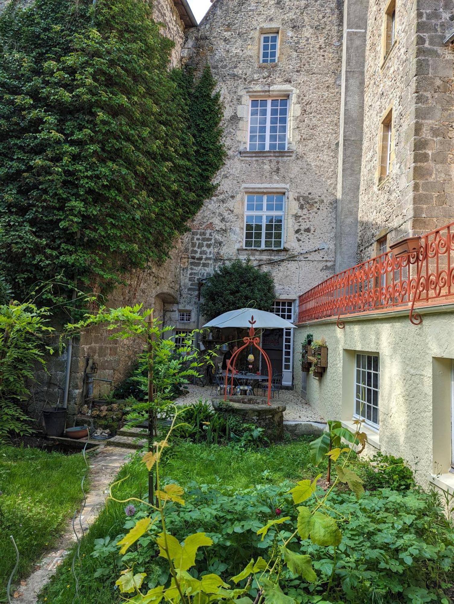 Bed and Breakfast Manoir Des Arts Confolens Exterior foto