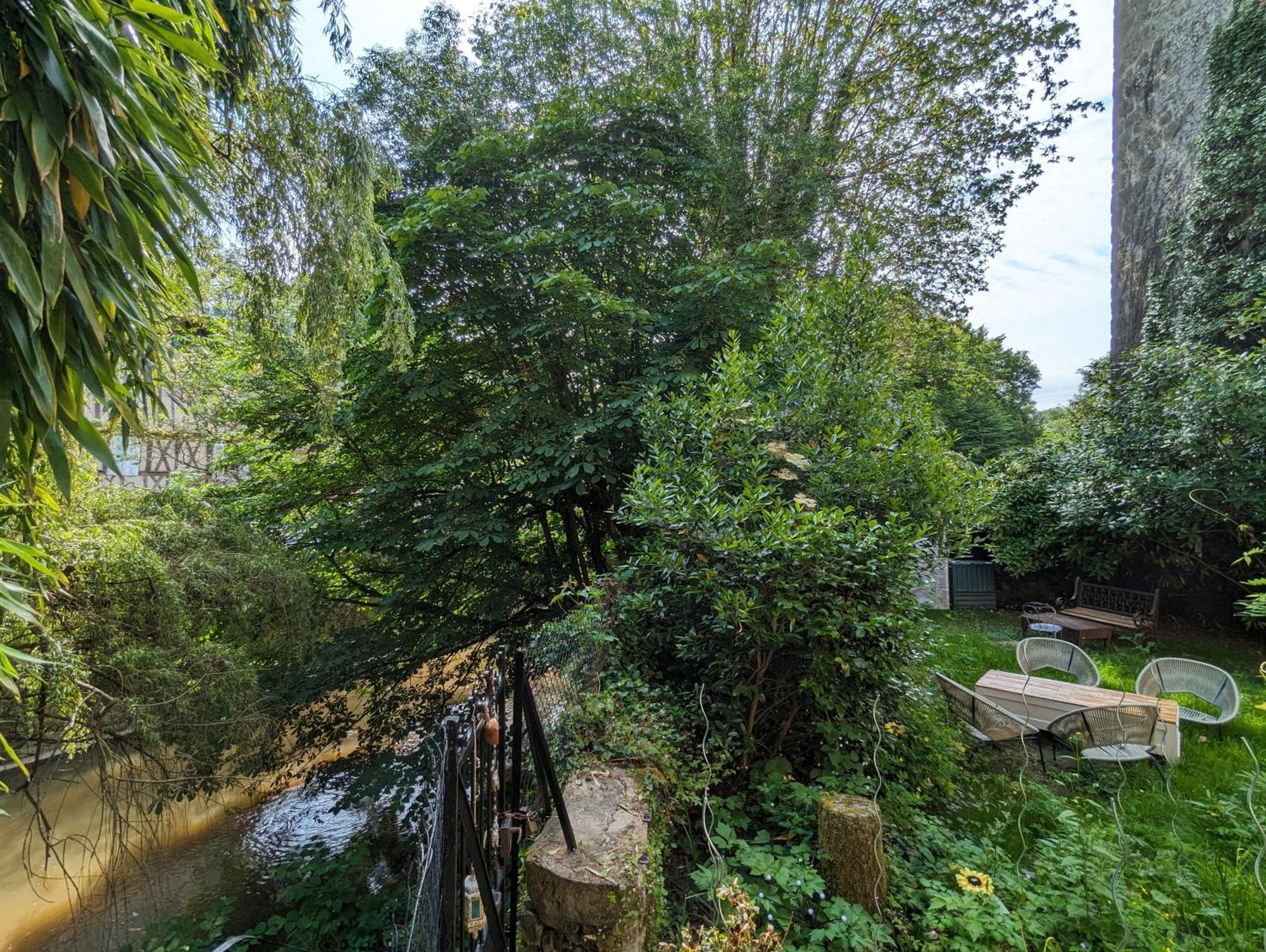 Bed and Breakfast Manoir Des Arts Confolens Exterior foto